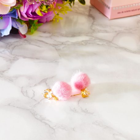 ružové fluffy dámske plyšové náušnice so zlatým zapínaním
