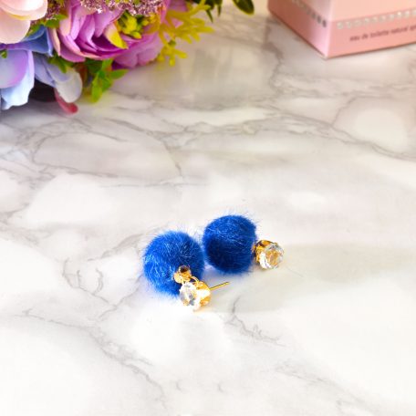 modré fluffy dámske plyšové náušnice so zlatým zapínaním